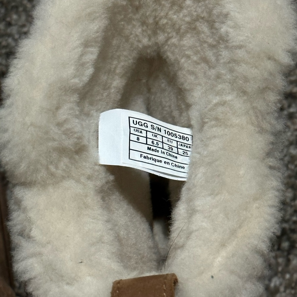 UGGS Women’s Size 8 - Picture 5 of 6